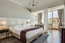 Plaza Hotel Lucchesi - Wohnbeispiel Doppelzimmer Deluxe Balkon (Zimmercodierung DD1)