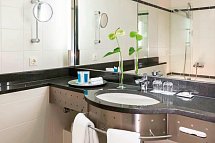 Dorint Pallas Wiesbaden - Beispiel Bad Doppelzimmer Standard (Zimmercodierung DG1)