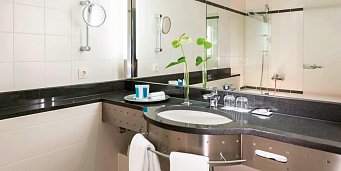 Dorint Pallas Wiesbaden - Beispiel Bad Doppelzimmer Standard (Zimmercodierung DG1)