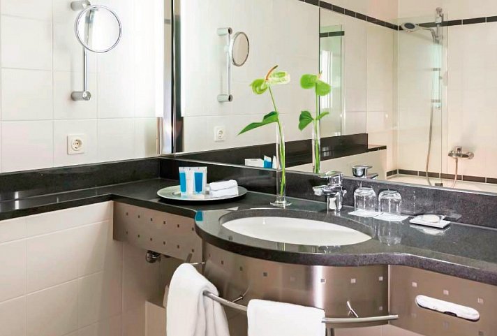 Dorint Pallas Wiesbaden - Beispiel Bad Doppelzimmer Standard (Zimmercodierung DG1)