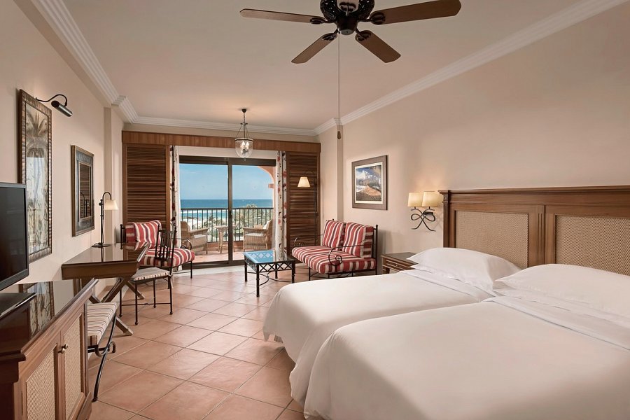 Sheraton Fuerteventura Beach, Golf & Spa Resort - Wohnbeispiel Familienzimmer Prestige Verbindungstür Meerblick (Zimmercodierung FVM)