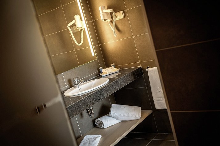 AQUA Hotel Aquamarina & Spa - Badbeispiel Juniorsuite (Zimmercodierung JB1)