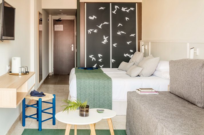 AQUA Hotel Bertran Park - Wohnbeispiel Dreibettzimmer Design (Zimmercodierungen TB1 & DF3)