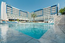 L'Azure Hotel