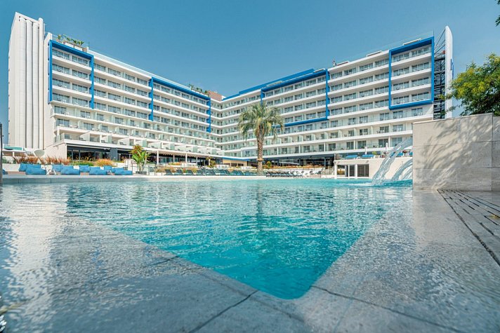 L'Azure Hotel