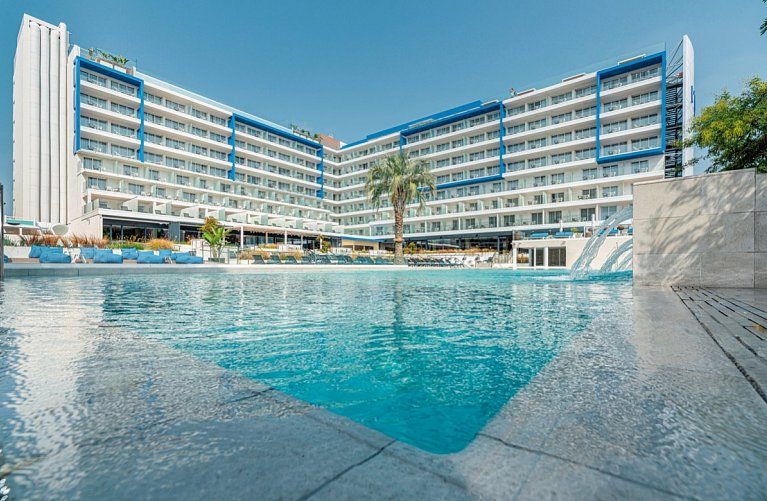 L'Azure Hotel