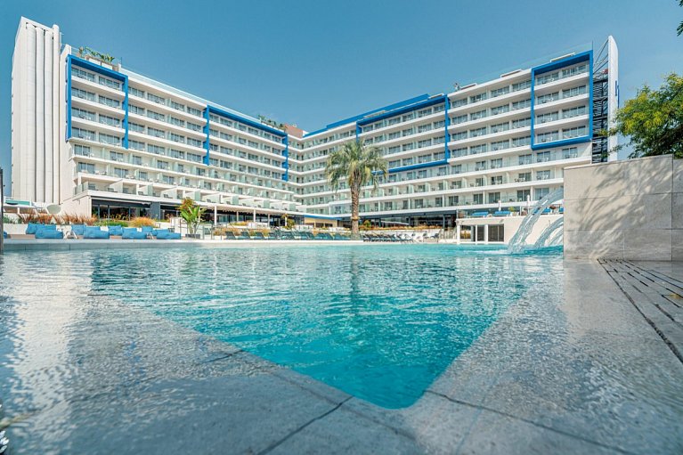 L'Azure Hotel