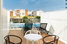L'Azure Hotel - Balkonbeispiel Familienzimmer Poolblick (Zimmercodierung FBP)