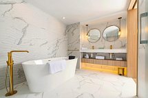 L'Azure Hotel - Badbeispiel Suite Poolblick (Zimmercodierungen WBP & WIP)