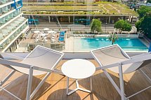 L'Azure Hotel - Balkonbeispiel Suite Poolblick (Zimmercodierungen WBP & WIP)