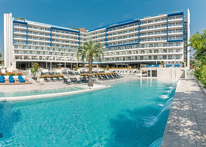 L'Azure Hotel