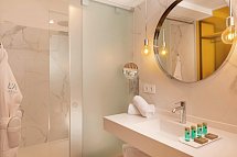 L'Azure Hotel - Badbeispiel Doppelzimmer Poolblick (Zimmercodierungen DBP & DSP)