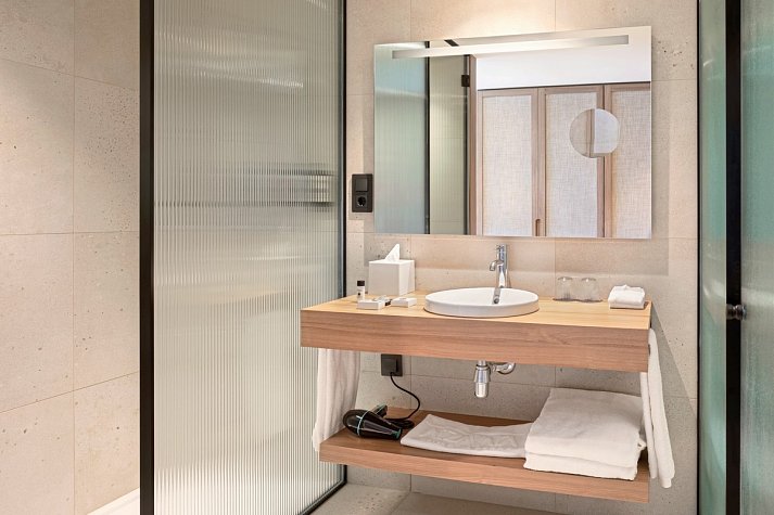 Atzavara Hotel & Spa - Badbeispiel Doppelzimmer Premium Poolblick (Zimmercodierung DMP)