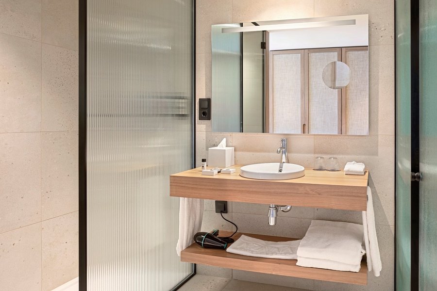 Atzavara Hotel & Spa - Badbeispiel Doppelzimmer Premium Poolblick (Zimmercodierung DMP)