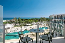 Atzavara Hotel & Spa - Balkonbeispiel Doppelzimmer Premium Poolblick (Zimmercodierung DMP)