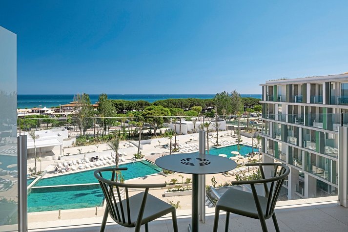 Atzavara Hotel & Spa - Balkonbeispiel Doppelzimmer Premium Poolblick (Zimmercodierung DMP)