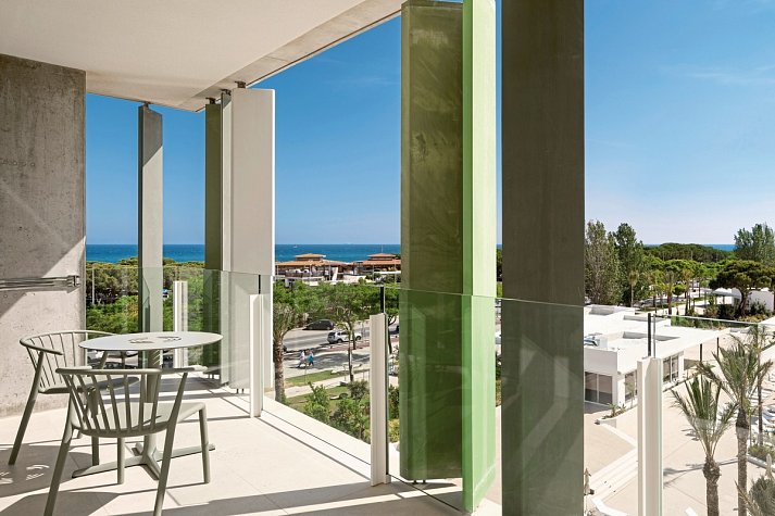 Atzavara Hotel & Spa - Balkonbeispiel Juniorsuite Poolblick (Zimmercodierung JBP)