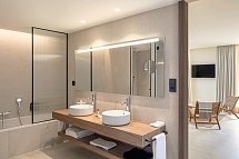 Atzavara Hotel & Spa - Badbeispiel Juniorsuite Poolblick (Zimmercodierung JBP)