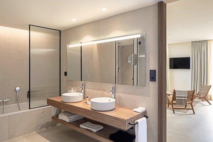 Atzavara Hotel & Spa - Badbeispiel Juniorsuite Poolblick (Zimmercodierung JBP)