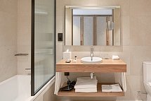 Atzavara Hotel & Spa - Badbeispiel Doppelzimmer Design (Zimmercodierung DB1)