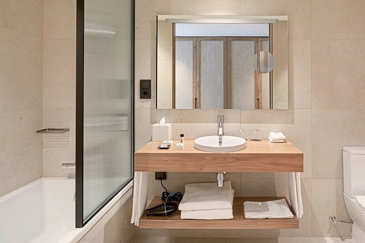 Atzavara Hotel & Spa - Badbeispiel Doppelzimmer Design (Zimmercodierung DB1)