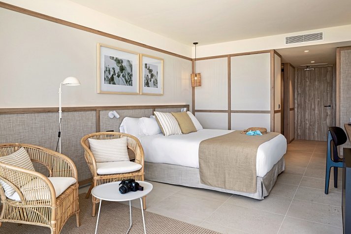 Atzavara Hotel & Spa - Wohnbeispiel Doppelzimmer Premium Poolblick (Zimmercodierung DMP)