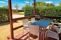 Camping Resort Els Pins - Wohnbeispiel Bungalow Comfort (Zimmercodierungen CB2 & CB3)