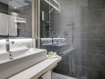 NH Hamburg Altona - Beispiel Bad Doppelzimmer (Zimmercodierung DB1)