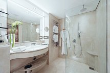 Grand Elysée Hamburg - Wohnbeispiel Doppelzimmer Grand Classic (Zimmercodierung DB1)