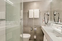 IntercityHotel Hamburg Hauptbahnhof - Beispiel Bad Doppelzimmer (Zimmercodierung DG1)