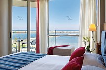 Kyma Suites Beach Hotel - Wohnbeispiel Doppelzimmer Superior Meerblick (Zimmercodierung DSM)