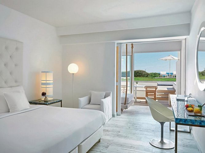 Grecotel LUX ME White - Wohnbeispiel Doppelzimmer Prestige mit Garten Meerblick (Zimmercodierung DOM)