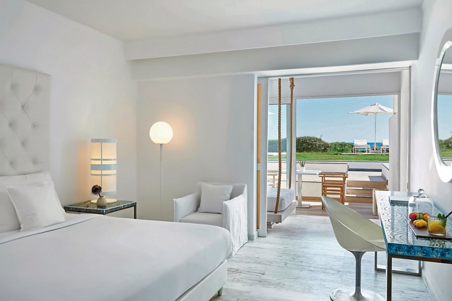 Grecotel LUX ME White - Wohnbeispiel Doppelzimmer Prestige mit Garten Meerblick (Zimmercodierung DOM)