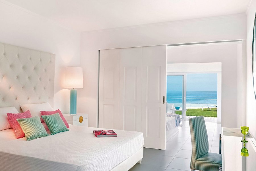 Grecotel LUX ME White - Wohnbeispiel Petit Yali Suite Gemeinschaftspool Meeresfront (Zimmercodierung WBO)