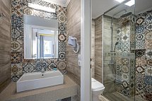 Meropi Hotel & Apartments - Badbeispiel (Zimmercodierung FB1)