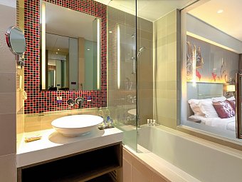 Grand Mercure Phuket Patong - Badbeispiel Superior (Zimmercodierung US1)