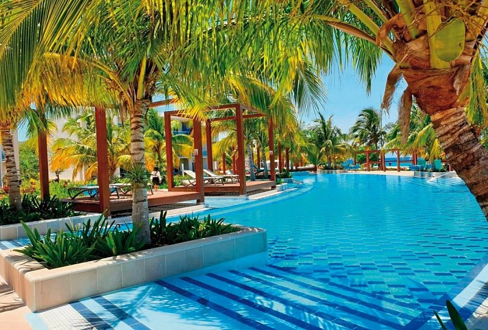 Gran Muthu Almirante Beach