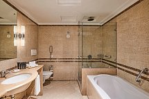 Steigenberger ALDAU Beach Hotel - Wohnbeispiel Bad Juniorsuite (Zimmercodierungen J9M & JDM)