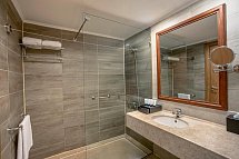 SRNTY Sea Reef - Beispiel Bad Doppelzimmer Premium Poolblick (Zimmercodierungen DMP, DCP, UMP & DC3)