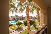 SRNTY Sea Reef - Beispiel Balkon Doppelzimmer Premium Poolblick (Zimmercodierungen DMP, DCP, UMP & DC3)