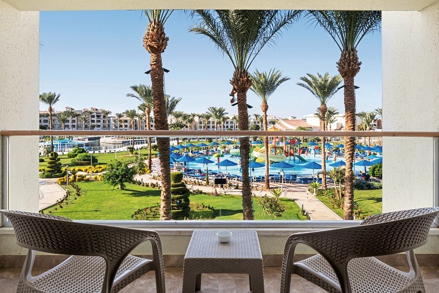 Pickalbatros Dana Beach Resort - Beispiel Terrasse Doppelzimmer Superior Poolblick (Zimmercodierungen DSP & DC6)