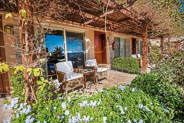 Shams Prestige Abu Soma - Beispiel Terrasse Doppelzimmer Standard seitlicher Meerblick (Zimmercodierungen D4N & DGN)