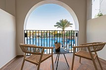 Desert Rose - Beispiel Terrasse Doppelzimmer Premium Poolblick (Zimmercodierungen DMP & DC4)