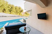 The V Luxury Resort Sahl Hasheesh - Beispiel Terrasse Doppelzimmer Deluxe Swim Up (Zimmercodierung DDQ)