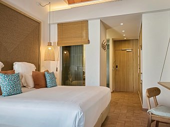 Cala San Miguel Ibiza Resort, Curio Collection by Hilton - Wohnbeispiel Doppelzimmer Club King-Size-Bett Poolblick (Zimmercodierung DBP)