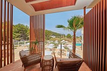 Cala San Miguel Ibiza Resort, Curio Collection by Hilton - Beispiel Balkon (Zimmercodierung DBP)