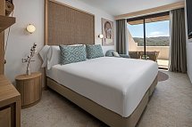 Cala San Miguel Ibiza Resort, Curio Collection by Hilton - Wohnbeispiel Doppelzimmer Superior King-Size-Bett Meerblick (Zimmercodierung DSM)