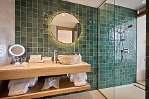Cala San Miguel Ibiza Resort, Curio Collection by Hilton - Beispiel Bad (Zimmercodierung DSM)