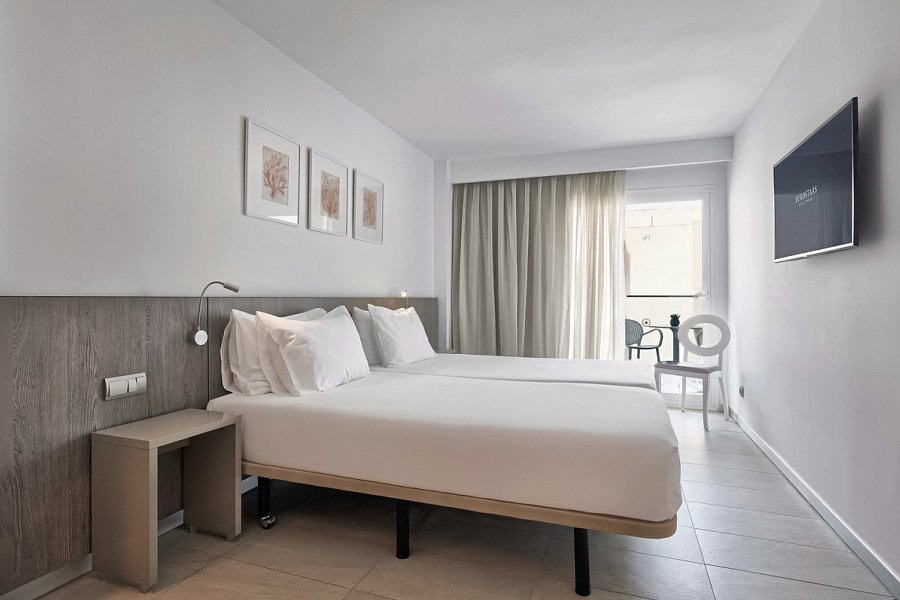 Eurostars Puerto de Ibiza - Wohnbeispiel Doppelzimmer Deluxe mit Terrasse (Zimmercodierung DD4)