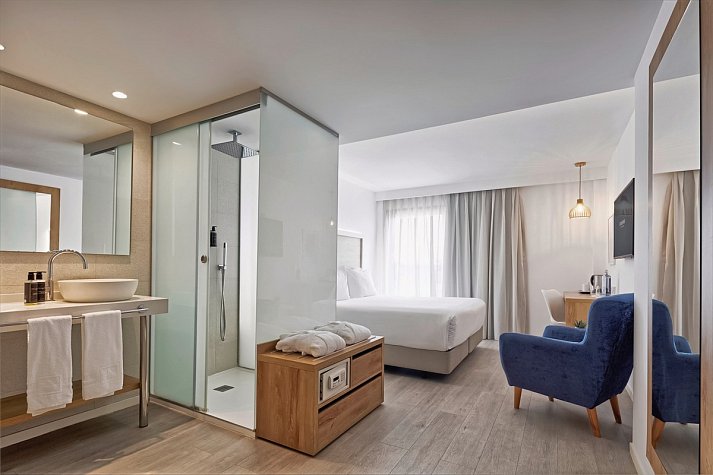 Eurostars Puerto de Ibiza - Wohnbeispiel Doppelzimmer Deluxe mit Terrasse (Zimmercodierung DD4)